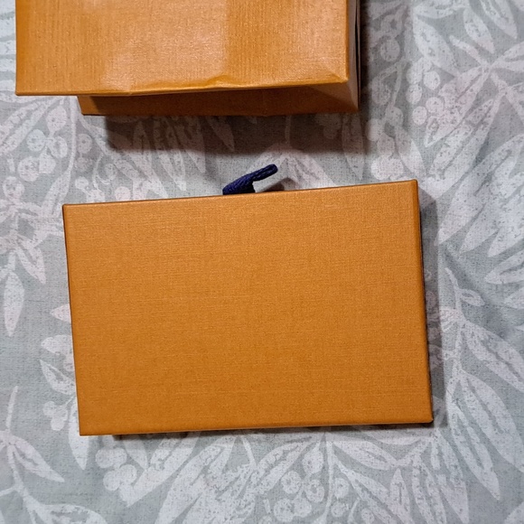 Louis Vuitton box &  small bag - Picture 8 of 11